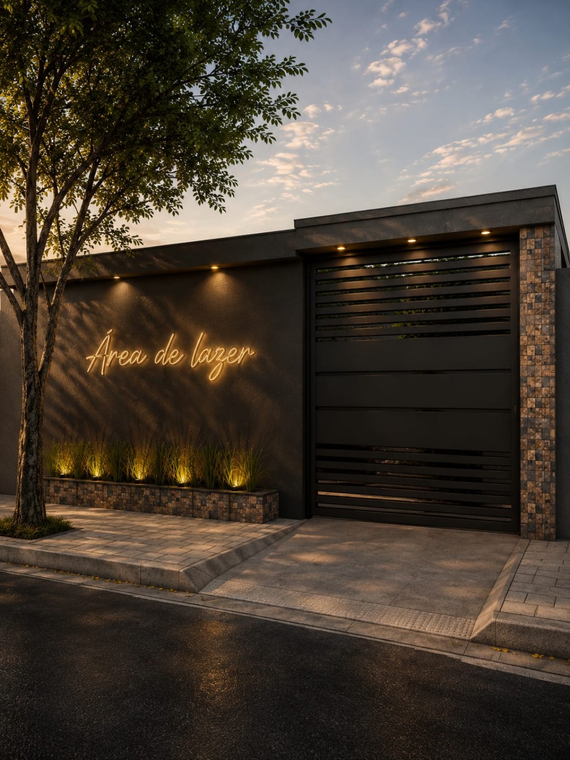Fachada de área de lazer com portão escuro e iluminação no jardim